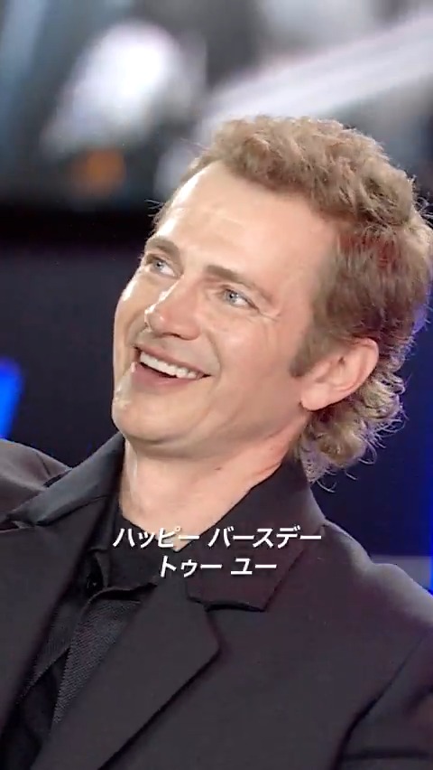 Happy Birthday🎶 本日(4/19)は ヘイデン・クリステンセンの誕生日🎂 #スターウォーズセレブレーション 初日のライブステージに登場したヘイデンを #スターウォーズ ファン皆でお祝い✨ 注目のパネル全体の様子は USのYouTubeチャンネルで公開中! ➤ #SWC2025 #SWCJ