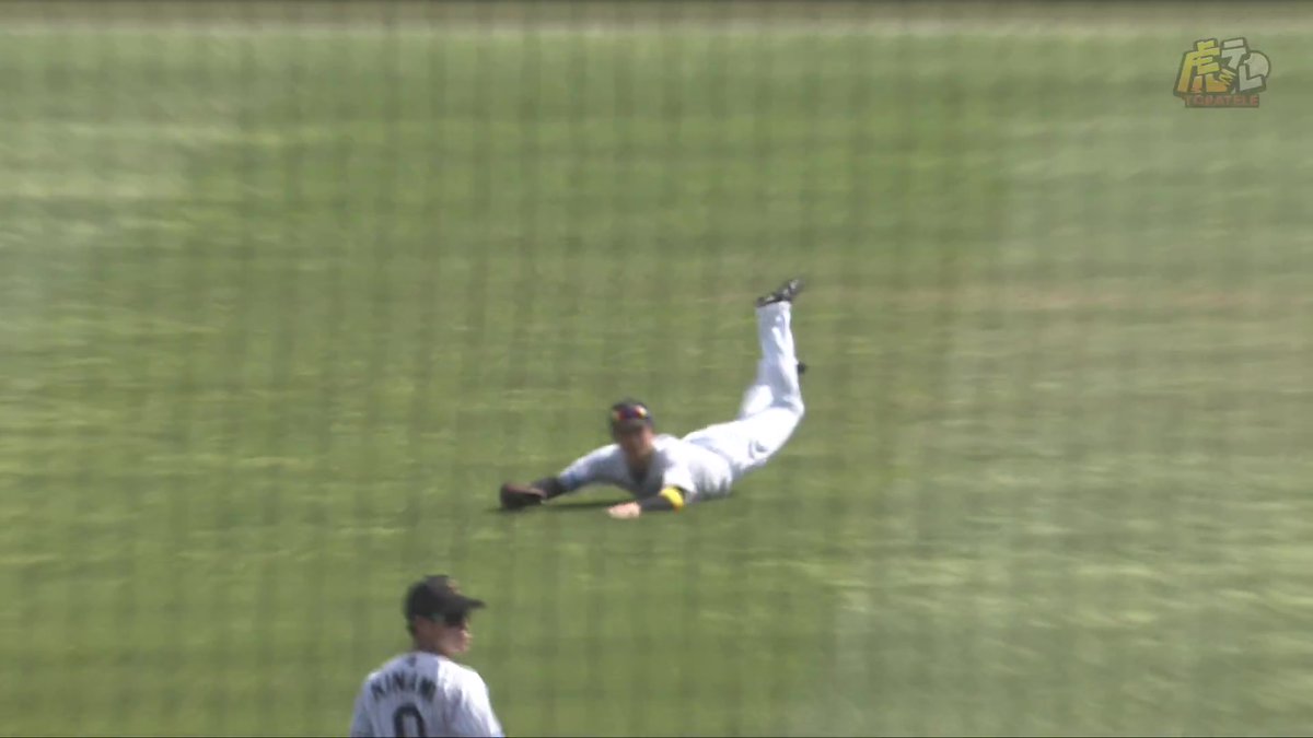 2回表、近本選手が前方へのライナーを見事ダイビングキャッチ! #hanshin #虎テレ #阪神タイガース #鼓動を鳴らせ_虎道を進め