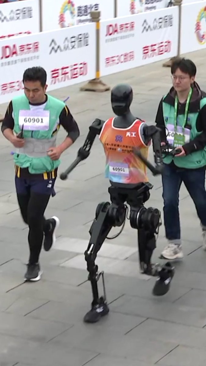 The world's first half-#marathon featuring both humans and #robots kicked off in #Beijing's E-Town! Check it out!