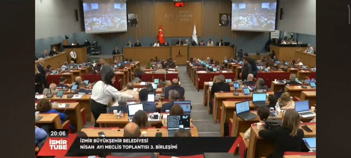 Yola çıkarken “Ben doktorum, bu şehri iyileştireceğim” demişti Cemil Tugay… Ama bugün görüyoruz ki İzmir'in yolları hastane acil servisine dönmüş durumda! Çünkü ortada bir başarı değil, hizmetsizlikte istikrar var! İzmir’in dört bir yanı çukur, asfalt kalmamış, arabalar yolda değil serviste! 2019’dan beri düşen asfalt miktarı 2024’te dibi gördü. En temel belediyecilik hizmeti olan asfalt atmayı bile beceremeyen bir yönetimden çözüm mü bekleyeceğiz? Doktorluk iddiasıyla yola çıkanlar, şehri yoğun bakıma soktu.