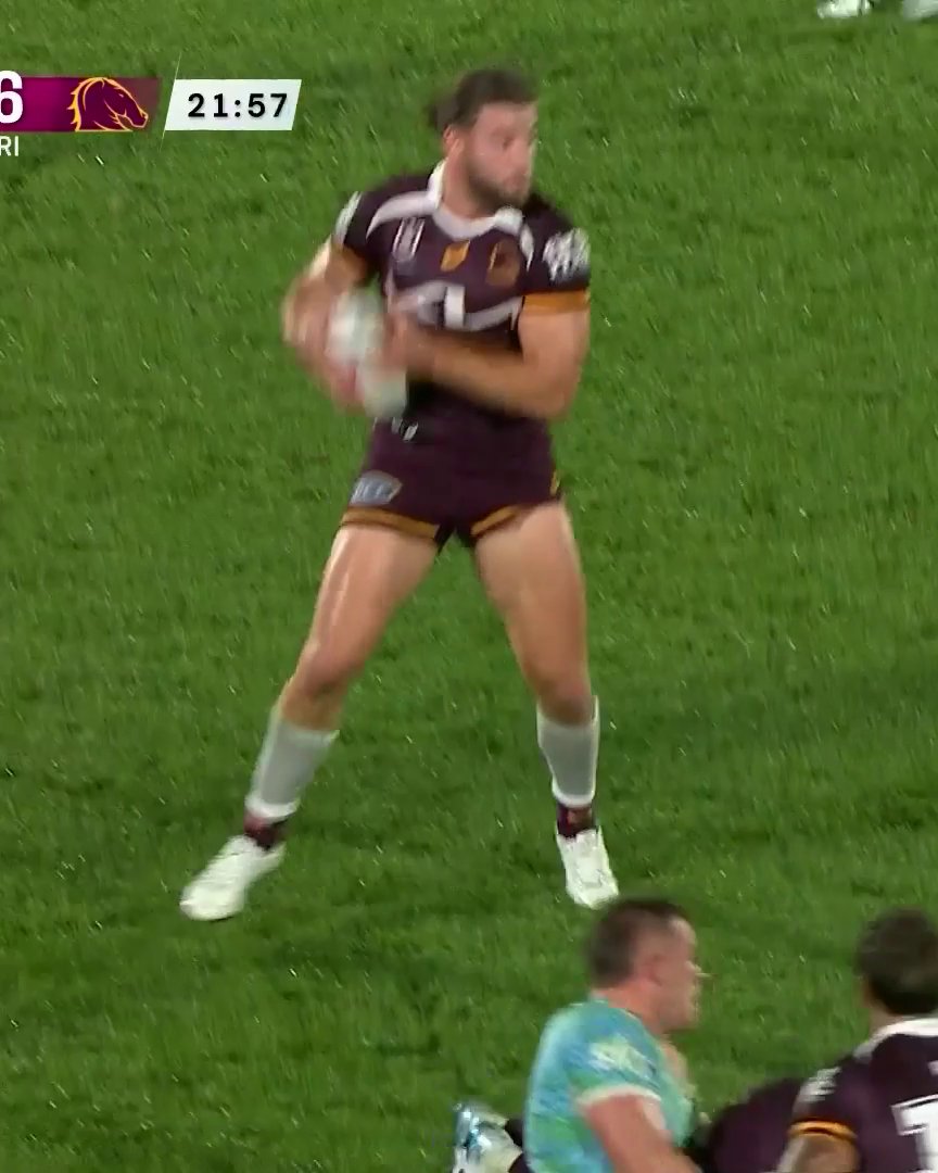 How would you rate Carrigan's midfield bomb?! 💣 #NRLWarriorsBroncos