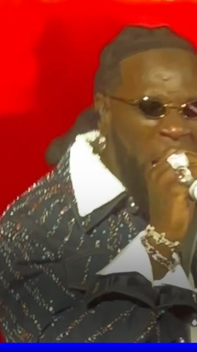 💬 "Tout était fou" 🎤 Burna Boy a enflammé le stade de France, devenant le premier artiste africain non-francophone à s'y produire