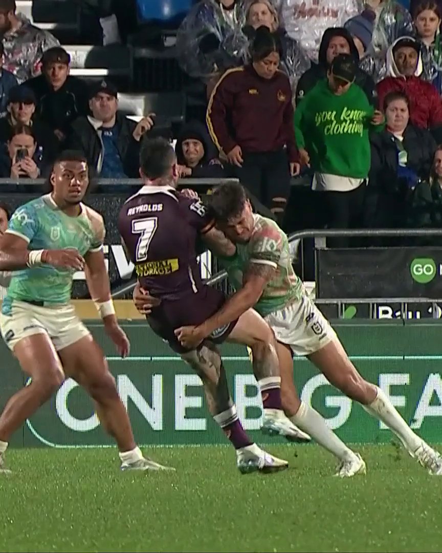 Acknowledge him! ☝ #NRLWarriorsBroncos