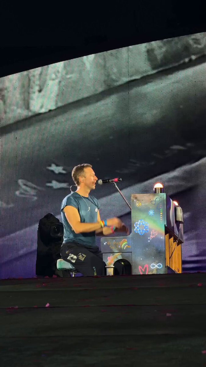 Chris Martin speaking in Korean! 💛 #ColdplaySeoul 3/6 🇰🇷 Coldplay