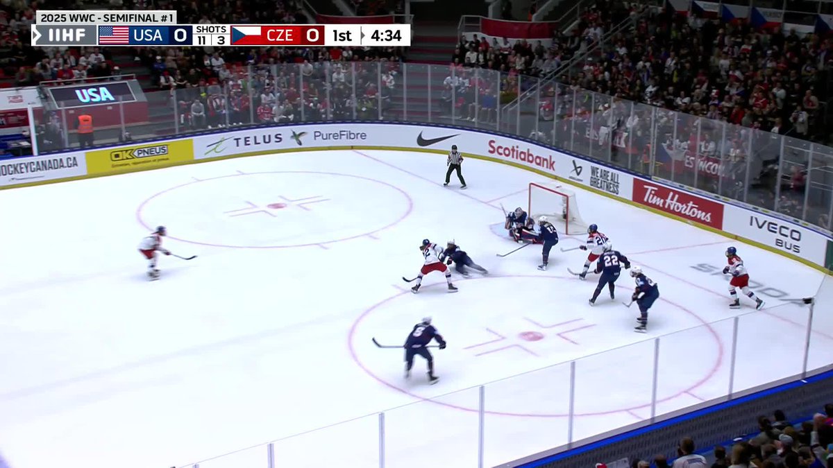 🇨🇿 Hokejová reprezentace žen opens the scoring in the semis! 🚨 What a start for the home team! #WomensWorlds #IIHF