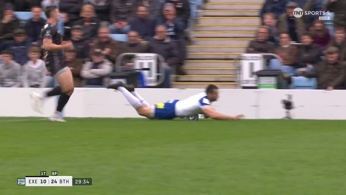 🎙️ "Bath are flexing their muscles at the minute." It's a third try in five minutes for Bath Rugby, and this one's a beauty! #GallagherPrem | #EXEvBAT