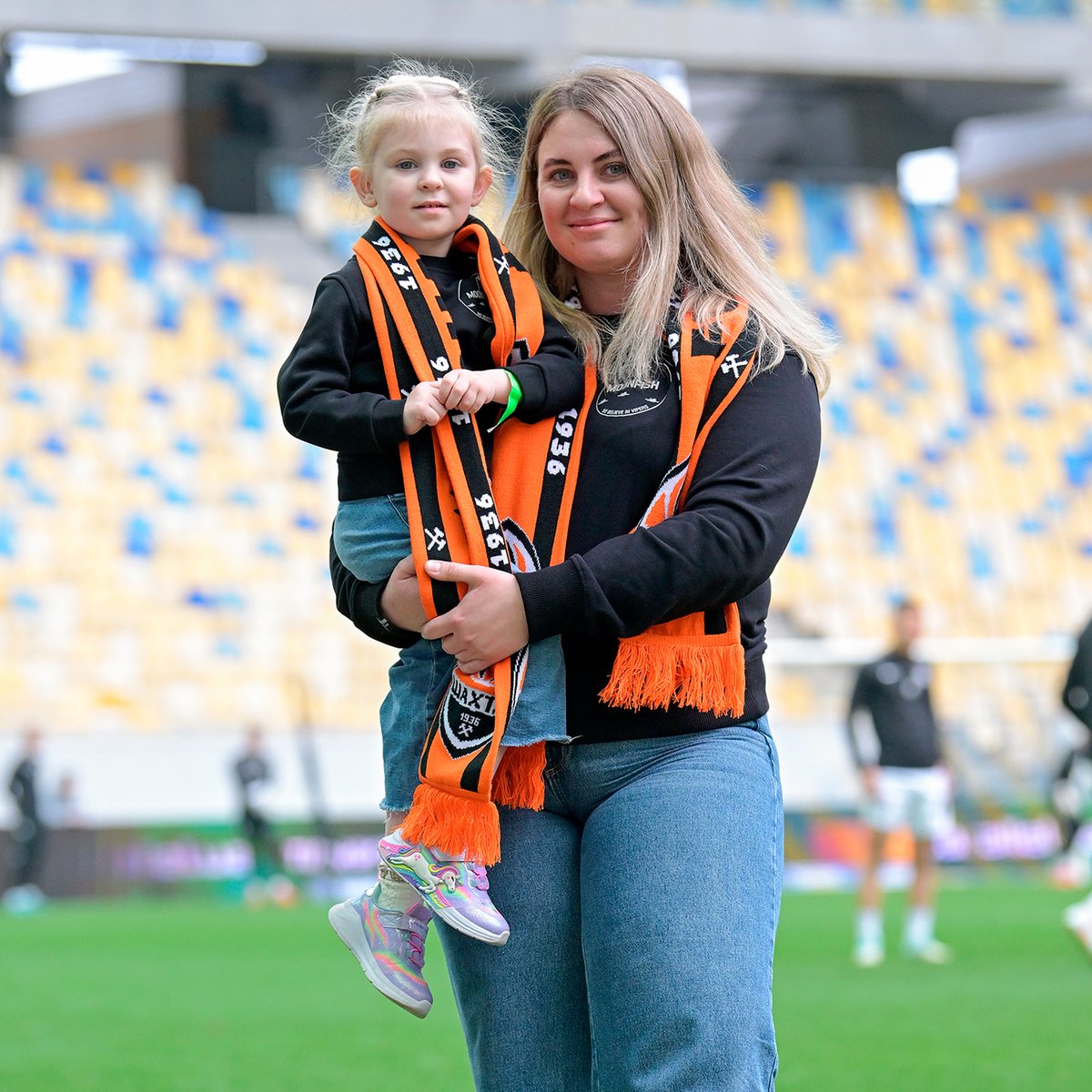 ⚽️ Символічний перший удар у матчі #ШахтарКолос присвячено Героєві України Олексієві Месю (позивний Мунфіш) 🇺🇦 #Україна