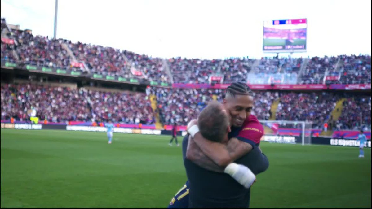 Hansi Flick running straight over to hug Raphinha at the full time whistle 🥺