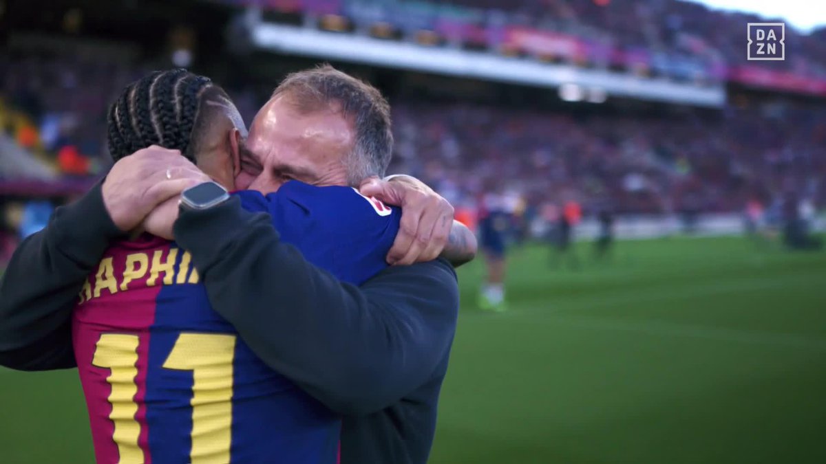 Un abrazo que habla por sí solo. Que demuestra la importancia de una victoria de oro. Esto de Hansi Flick y Raphinha 👀 #LALIGAenDAZN ⚽️