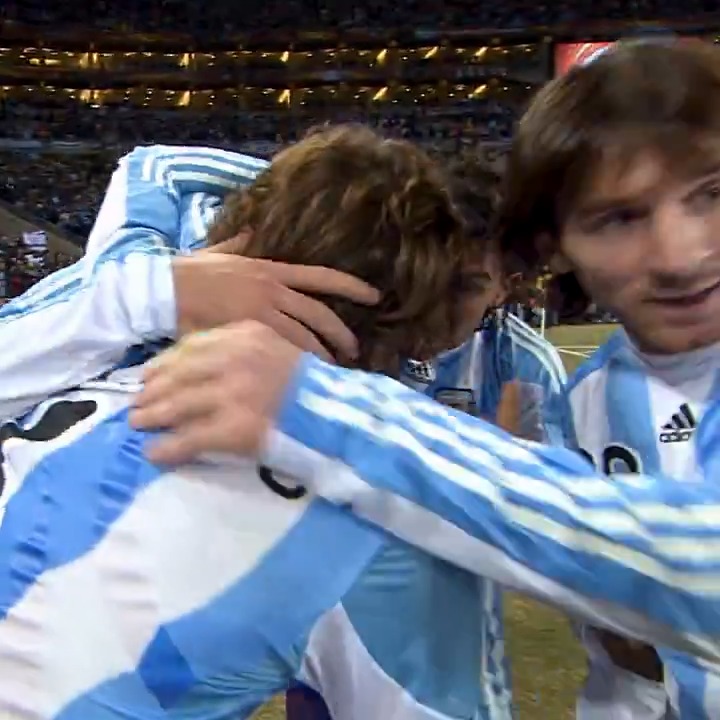 No le acerque demasiado la cámara a Gabriel Heinze. Reiteramos: no le acerque demasiado la cámara a Gabriel Heinze.