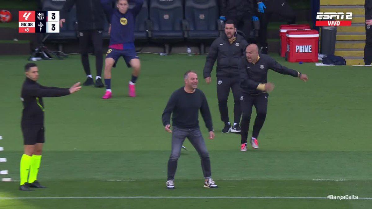 😳 ¡TRANQUILO MAESTRO! Atención a la reacción del asistente de Hansi Flick en la jugada del penal del Barcelona 😳 📺 Mirá la #LaLiga por #DisneyPlus