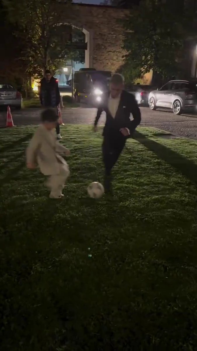 Lucas Torreira, arkadaşının düğününde çocuklarla top oynadı. 😅