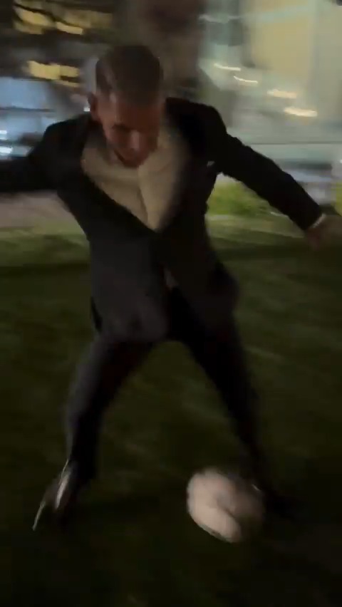 🙂 Torreira, arkadaşının düğününde miniklerle top oynadı.