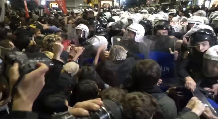 CHP’nin Gazze eylemi. Üniversite öğrencileri de gelmiş. Onlarla birlikte Taksim barikatı zorlanıyor.