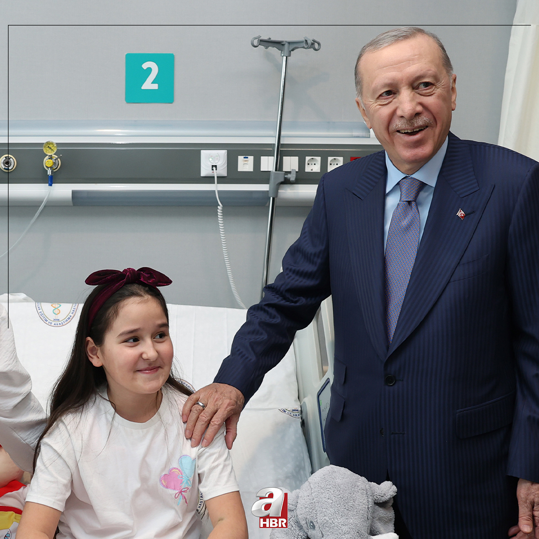 — Adın ne kız? — Zehra. — Sadece Zehra mı Fatma'sı yok mu? 🇹🇷 Başkan Erdoğan, açılışını gerçekleştirdiği Bağcılar Kadın Doğum ve Çocuk Hastalıkları Hastanesi'nde tedavi gören çocuklarla sohbet etti.
