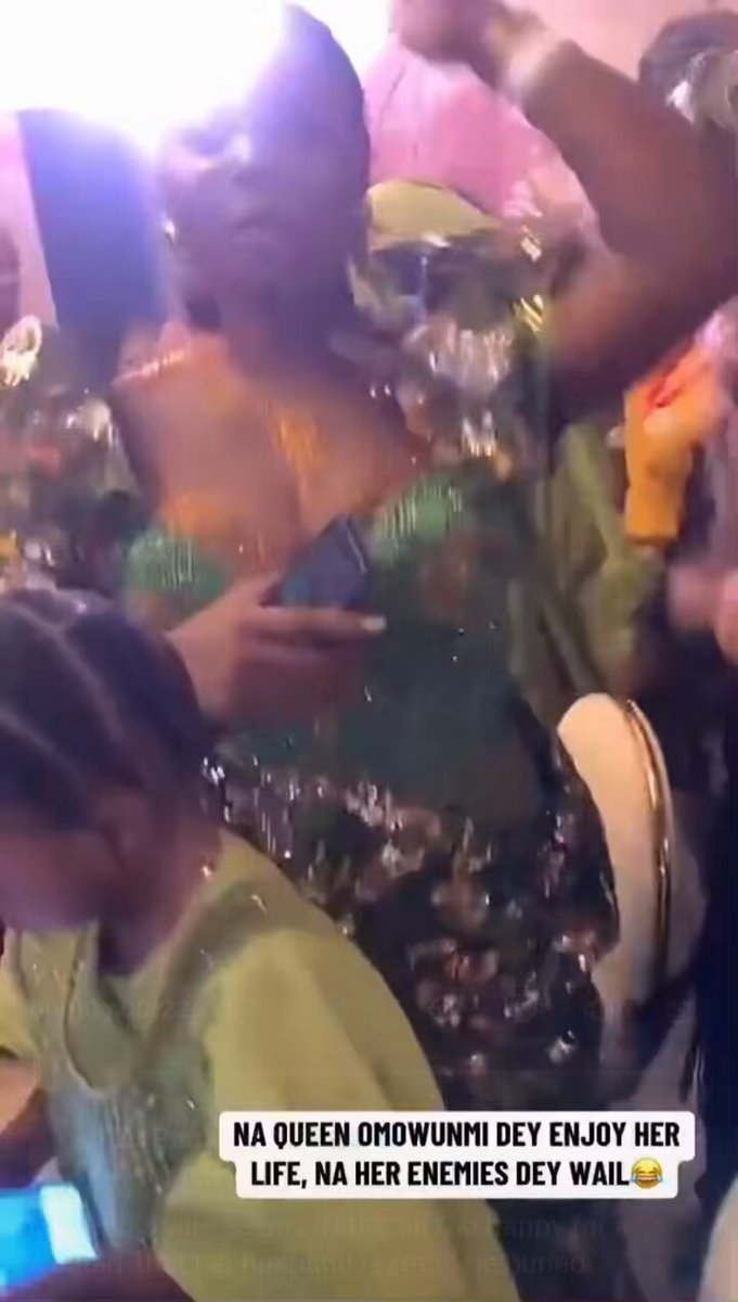 No one would believe this but this is Wunmi, a widow to a popular musician Mohbad who died in one of the inhumane ways in this world and his head was twisted into an undersized coffin and he was hurriedly buried. He was then exhumed for autopsy. Hence he technically died twice