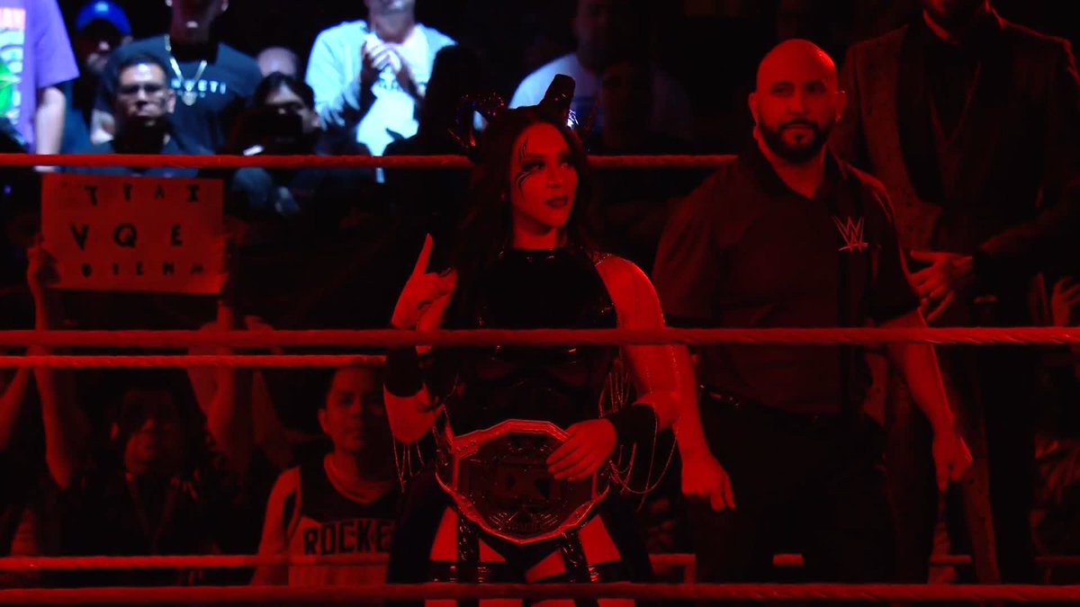 𝐿𝒜 𝒫𝑅𝐼𝑀𝐸𝑅𝒜 has arrived. 😈 Stephanie Vaquer #StandAndDeliver