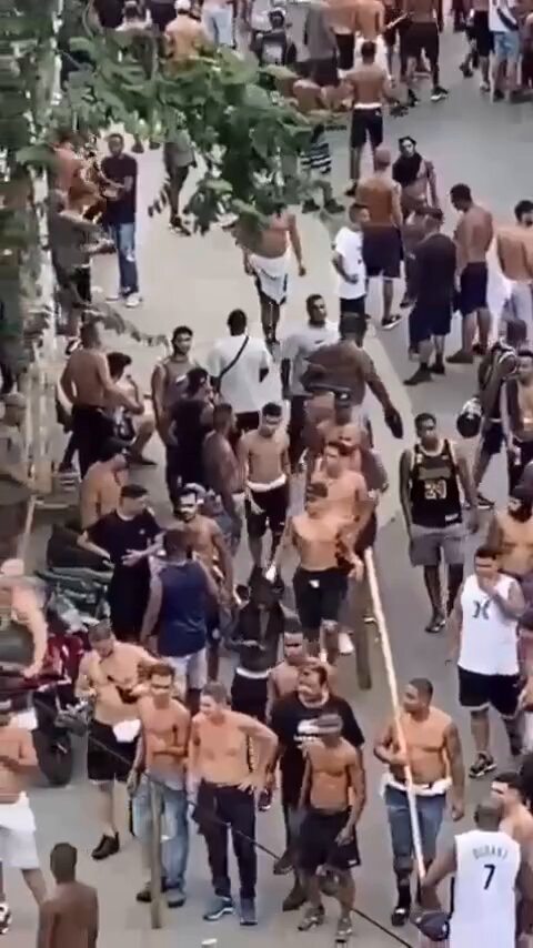 ⚠️⚠️Hoje é dia de clássico no Rio de Janeiro. Será que teremos brigas Essas imagens são de marginais que estão na Avenida Brasil querendo tumultuar!