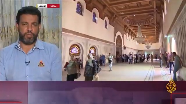 في ظل غياب المتهمين ووسط احتجاجات تطالب بعقد جلسة علنية.. كيف تبرر السلطة في #تونس محاكمة متهمين "بالتآمر على الدولة"؟ #مسار_الأحداث #الأخبار