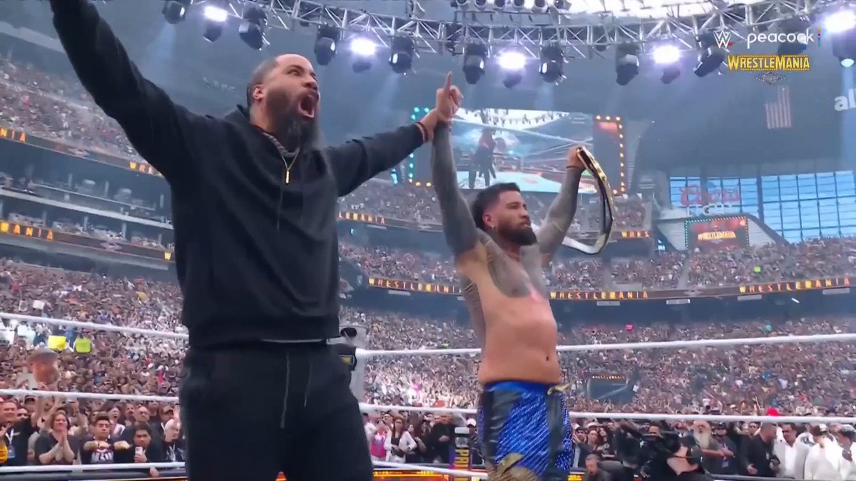 It's all about family 💙❤️ #WrestleMania