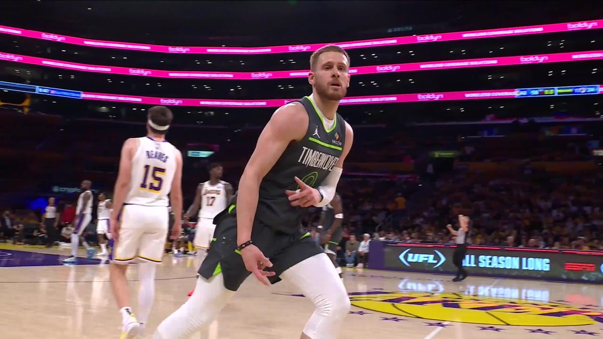 DONTE DIVINCENZO BEATS THE HALFTIME BUZZER 🚨