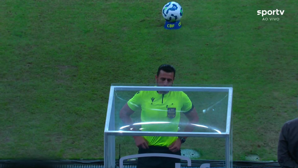 Grêmio reclamou de pênalti nesse lance. O árbitro foi chamado para revisar no VAR, mas manteve a decisão de campo. Pênalti ou lance normal? 🎥 sportv | ge