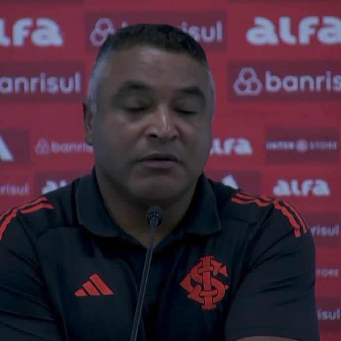 Roger, sobre lance polêmico do Gre-Nal: "Pelo critério que o árbitro adotou, não fazia sentido dar a penalidade".