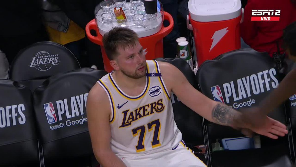 ¡¡BANG!! En su primer partido de Playoffs de #NBAxESPN como Laker, Luka Doncic hizo esto... ¡Buzzer beater desde mitad de cancha! 😱🔥 📺 #DisneyPlus