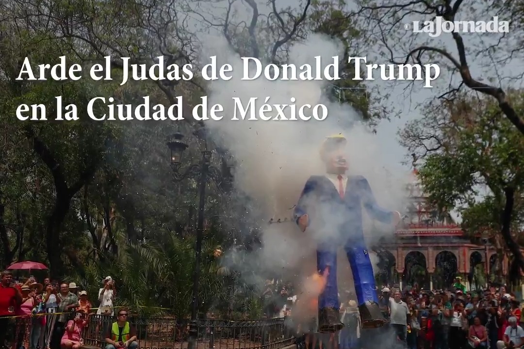 El Judas de Donald Trump ardió en la hoguera de la Alameda de Santa María la Ribera. Ante las deportaciones, amenazas y cobro de aranceles los Cartoneros de la Ciudad de México decidieron prenderle fuego a la figura que representó al presidente de los Estados Unidos.