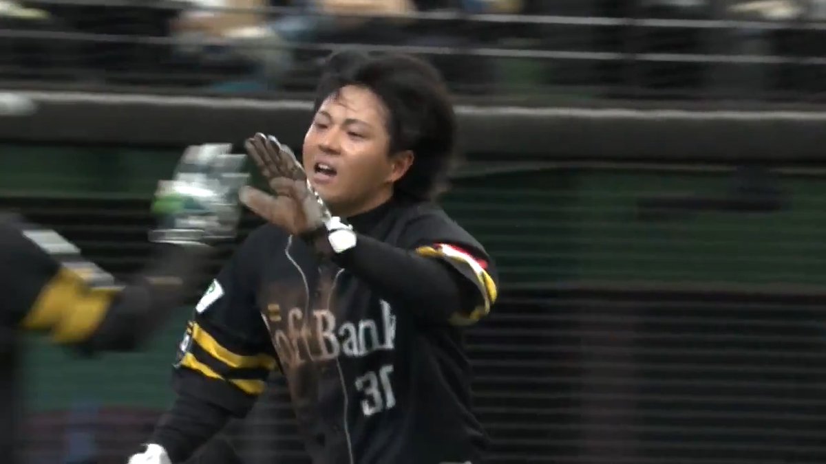 好判断好走塁で間一髪ホームイン👏 #佐藤直樹 フェンス直撃の三塁打からのヘッスラでタッチかいくぐる👀 おトクな年額プランキャンペーン実施中！ 詳しくはこちら ▶️: #sbhawks #パリーグ #ベースボールLIVE