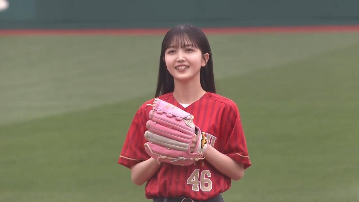 今日のセレモニアルピッチは #乃木坂46 #久保史緒里 さん⚾️ キャッチャーには投球指導も担当した #内星龍 選手! 楽天イーグルスへの想いを込めて…💙💛 大きく振りかぶったナイスピッチングでした👏 #RakutenEagles #キ!