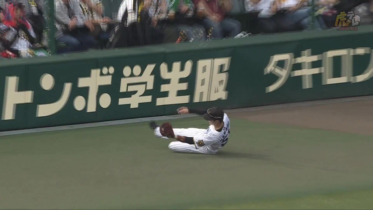 4回表、中野選手がファウルフライを軽快にスライディングキャッチ! #hanshin #虎テレ #阪神タイガース #鼓動を鳴らせ_虎道を進め