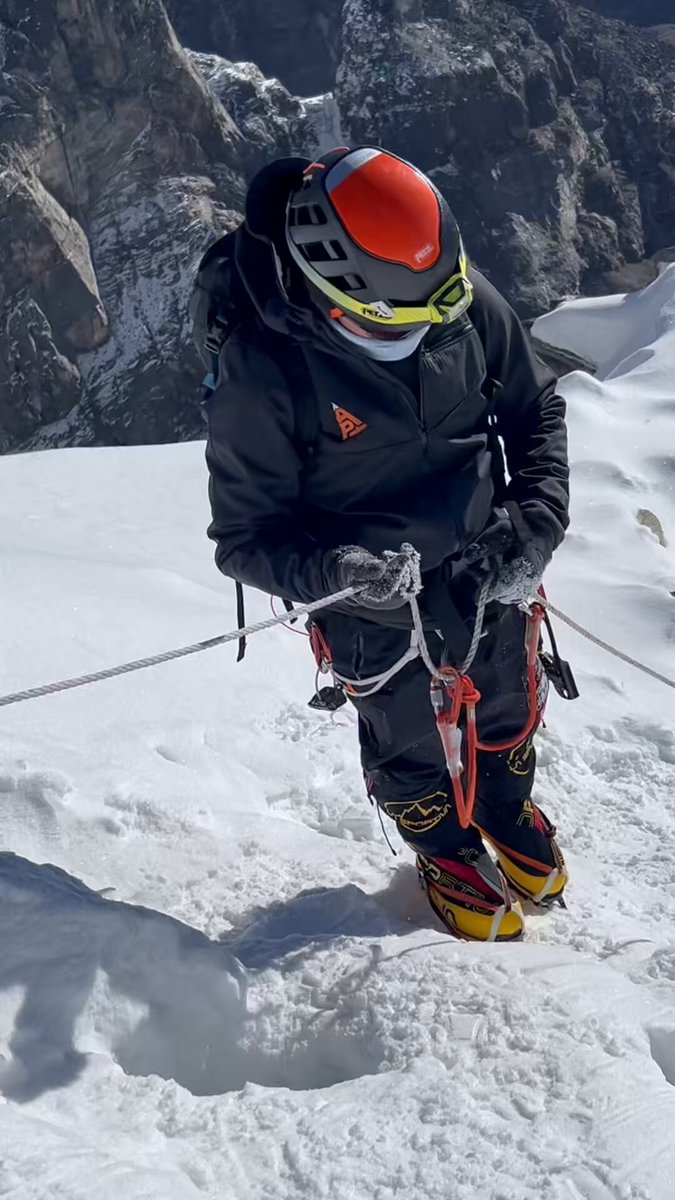 “Sueña tanto en lo que amas… para que un día te despiertes en aquel lugar” 😍 Un paso más rumbo al #EverestConA Teleamazonas DEPORTE TOTAL Llegando a la cima del Lobuche 🏔️ 6119 msnm. A metros del taita Chimborazo. Por ahora, la altura no patea.