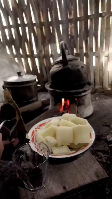"Dubur ayam yang mengeluarkan telur lebih mulia, daripada mulut intelektual yang hanya menjanjikan telur". Wayahe ngopi sore...
