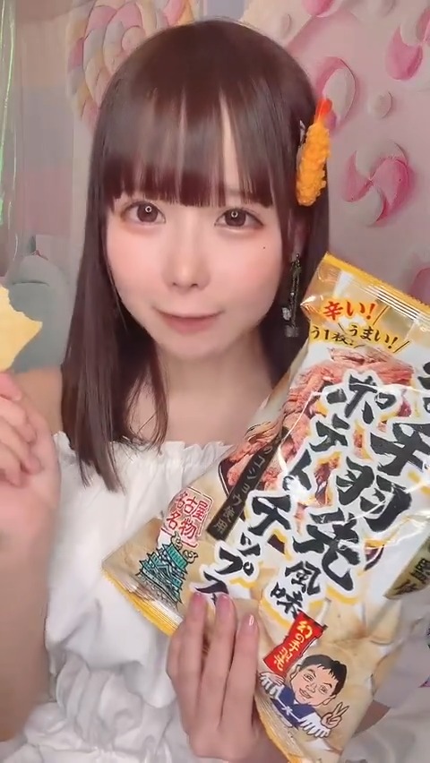 世界の山ちゃん監修 幻の手羽先風味ポテトチップス を買いに、名古屋においでよ。 幻のコショウを使用した、お酒がすすむポテトチップスだよ。 名古屋土産にピッタリなポテチを、気軽に手に取ってみてね~✨️ 鹿乃ばんび🦌