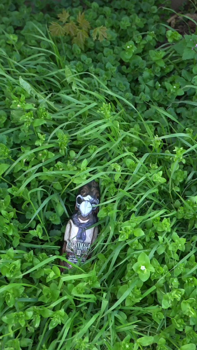 Da holen wir uns, ganz geschwind Die Schoki bevor die Zeit verrinnt. Lauf, lauf, wie der Wind! Schau nicht zurück und renn, mein Kind. Wir wünschen euch Frohe Festtage! 🐰🥚 Seid ihr auch schon bereit für Little Nightmares 3? #littlenightmares #littlenightmares3 #gaming