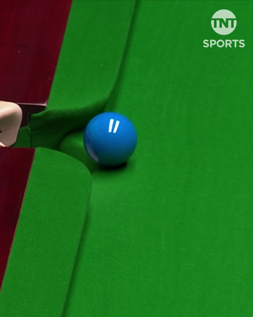 "The snooker gods already looking on him" 😇 Zhao Xintong lucks out with incredible fluke #WorldChampionship