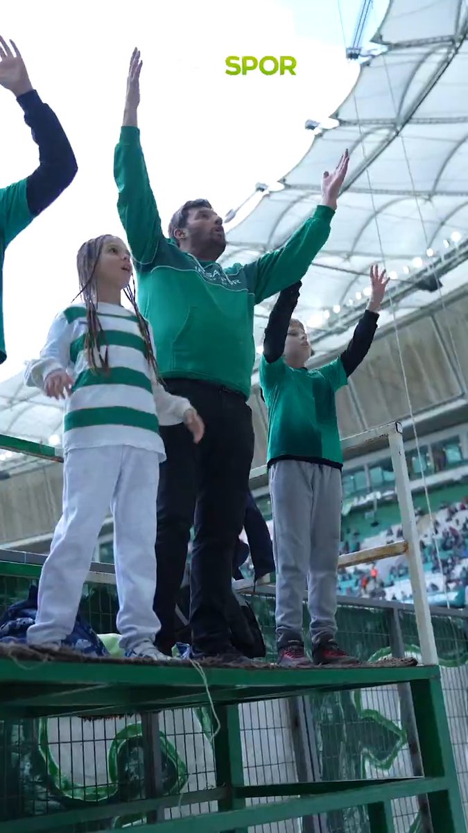 Onların öncülüğünde timsah adım adım ait olduğu yere geri dönüyor.🐊 Bursaspor’un amigosu Selim Kurtulan ve çocukları, yeşil-beyazlı tribünlerin adeta dinamosu… Kuşaktan kuşağa süren aktarılan bu sevda, #TRTSporDijital’in kadrajında…