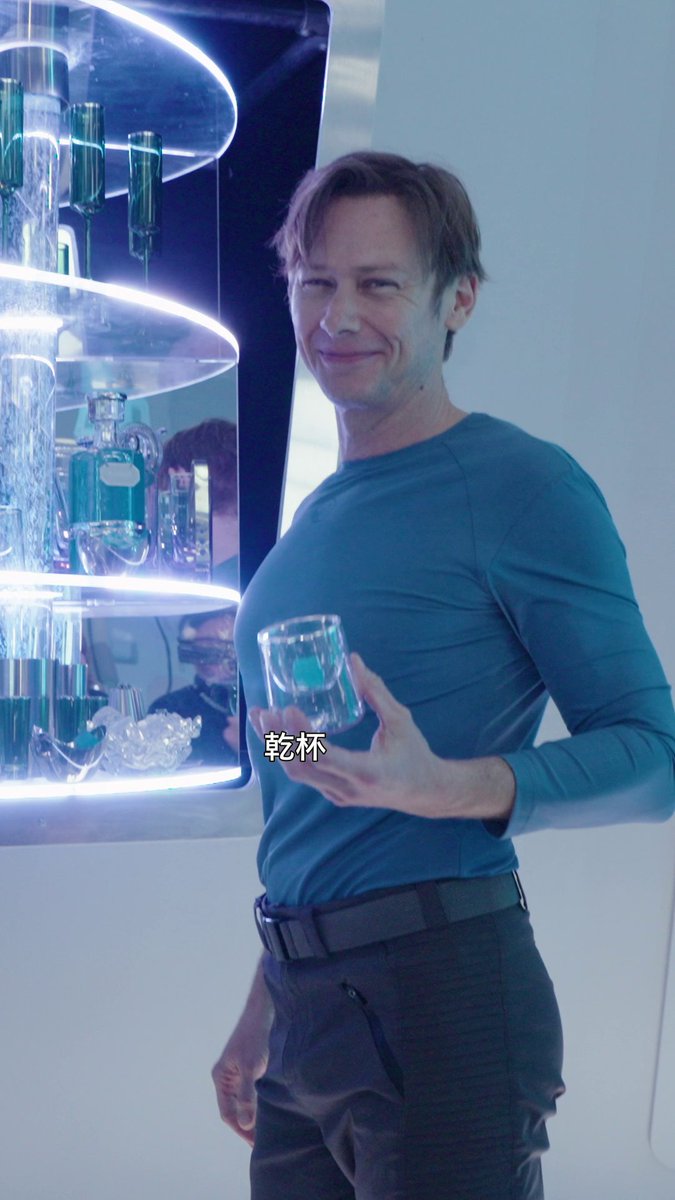 『ブラック・ミラー』初の続編エピソード「宇宙船カリスター号」キャストが、7年ぶりに船内へ! セットツアーの様子をお届け🚀 Netflixシリーズ『ブラック・ミラー』 シーズン7 独占配信中。 #BlackMirror #ブラック・ミラー