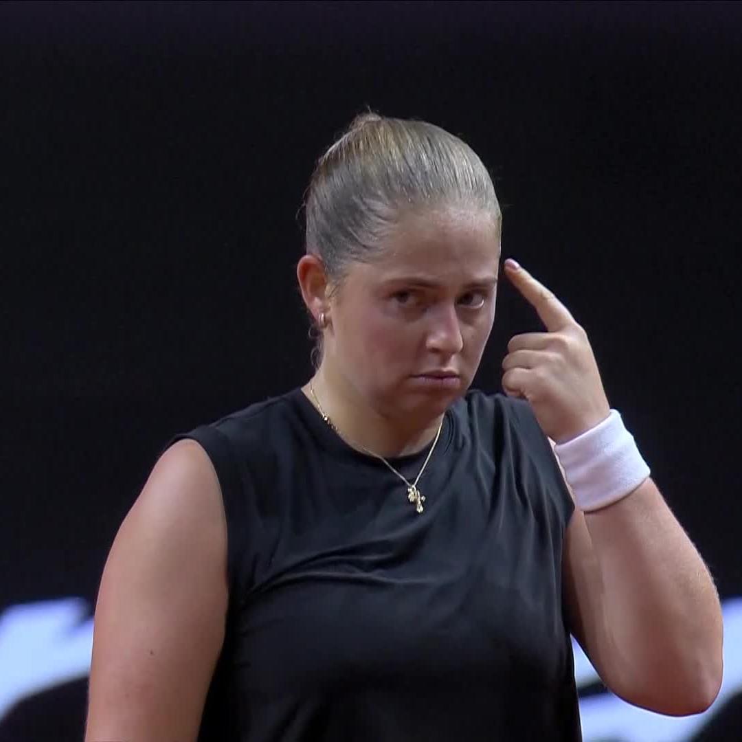 one set away from the final 🗣️ Jelena Ostapenko takes the opening set, 6-4! #PorscheTennis