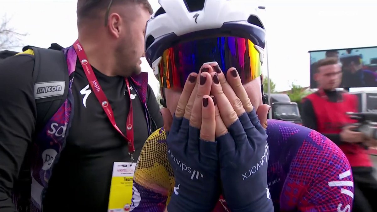 ๐ซฃ๐ฅน ๐๐ ๐๐ ๐๐ ๐๐๐๐ Mischa Bredewold La que fuera campeona de Europa logra su mejor triunfo en el UCI_WWT en la Amstel Gold Race, frustrando a una voluntariosa Van Dijk, que hizo el corte clave #LaCasaDelCiclismo