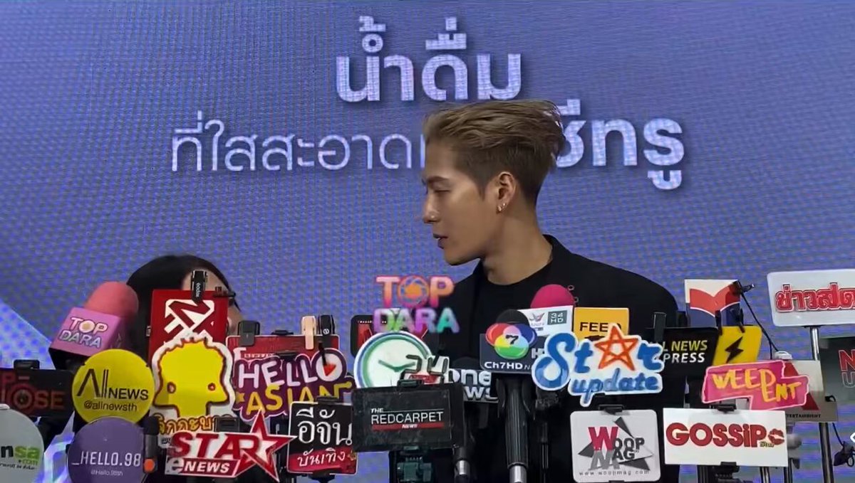 เมื่อมีนักข่าวสัมภาษณ์ถึงเรื่องการบริจาคเงินช่วยเหลือตอนแผ่นดินไหวในประเทศไทย 👑: ด้วยความเคารพนะครับ ผมว่าเป็นเรื่องที่เราไม่ต้องพูดถึงกันหรอกครับ การที่ผมทำแบบนี้ผมก็แค่อยากจะทำครับ ไม่ได้อยากทำแล้วต้องมาให้พูดถึงหรือต้องแสดงออกว่าผมทำ เราคุยกันเรื่องอื่นดีกว่าครับ #JacksonXC2water #C2water #C2ClearWaterClearFuture #JacksonWang #王嘉尔 #잭슨 #MAGICMAN #MAGICMAN2 #TEAMWANG