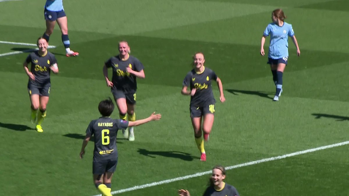 Took flight. ✈️ Karen Holmgaard rises highest to head home at the far post 🤩 Everton Women #BarclaysWSL