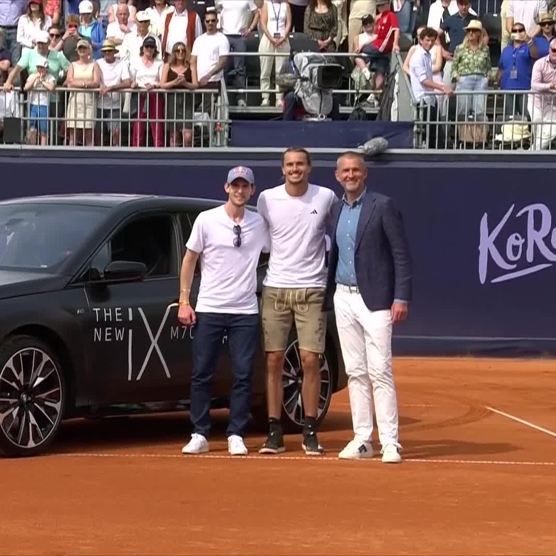 C’est Dominic Thiem qui apporte la voiture du champion pour son pote, Alexander Zverev, à Munich. 🚗🤝
