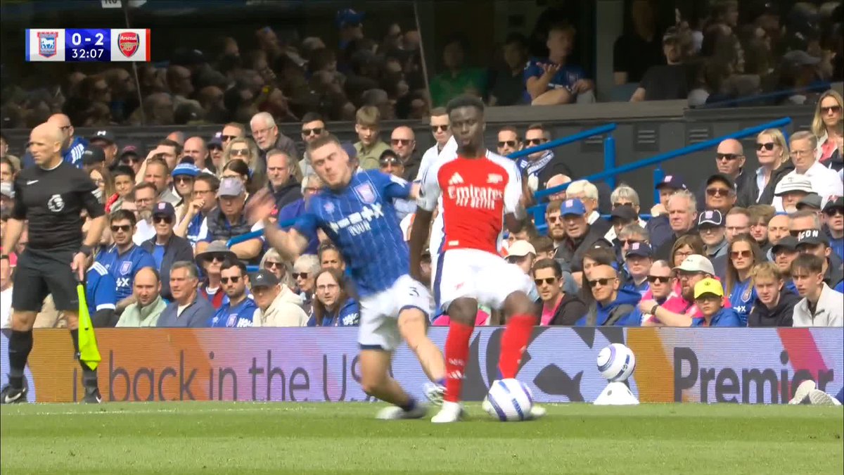 🗣️ "He's nowhere near the ball!" Leif Davis has been sent off for this challenge on Bukayo Saka! 🟥