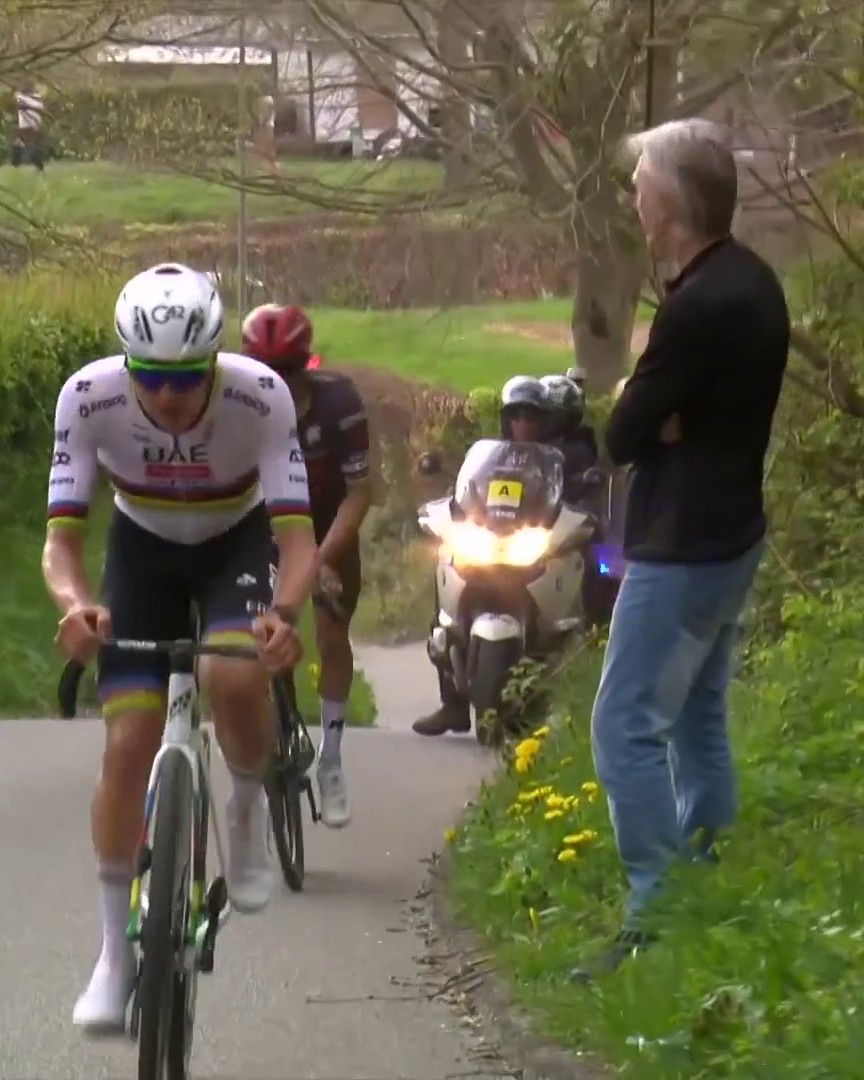 Le ha metido la pantalla de Game Over a la #AmstelGoldRace a 45 de meta y estamos todos de acuerdo en que no será ni uno de sus momentos estelares de la temporada.