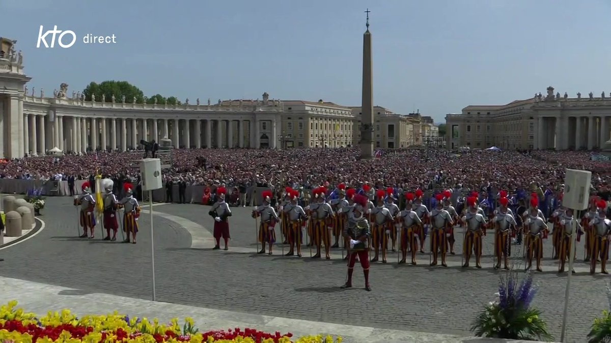[ 🇮🇹 ITALIE ] 🔸 En ce dimanche de Pâques, le pape François se présente au balcon de la basilique Saint-Pierre à Rome pour adresser ses vœux de « joyeuses Pâques » aux fidèles.
