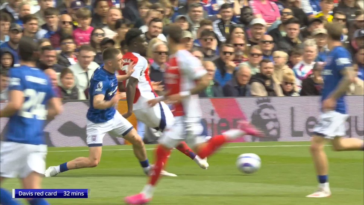 "The more you look at it, it's a really good decision from the officials" ✅ The studio are in agreement that it was the correct decision to send Leif Davis off for his challenge on Bukayo Saka 🟥
