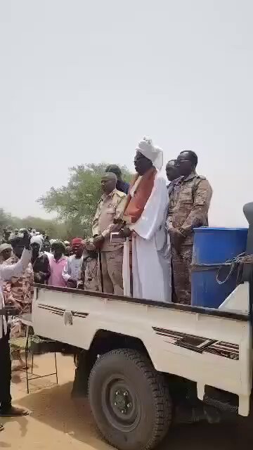 هل تصدق ان هذا المتحدث وهو الآن ناظر السلامات كان ضابطا بقوات الشعب المسلحه الدفعه ٣٥ وتدرج فى الرتب حتى رتبة عميد. ركن وتقاعد بالمعاش بعد ان صرف اثنين عربه على الزيرو وقطعة ارض ومعاش شهرى واستحقاقات ما بعد المعاش تفوق ال٨٠ ألف دولار ،، مش كده وبس بعد المعاش تم تعيينه معتمد لاكثر من خمس سنوات واحيل للتقاعد وكدستورى بعد ان صرف قطعة ارض للدستوريين فى حى المجاهدين وبناه عماره احيل بعربه دستوريه وكدستورى تم تعديل معاشه لفريق وصرف حقوق فريق ومعاش فريق بالاضافه لحصة بنزين شهريه كامله مدى الحياه وما زالت كل حاجياته تصرف ولم توقف وهذا من خلل نظام القياده عندنا ... وبعد ان تقاعد من وظيفة المعتمد عين عضوا بمجلس الولايات وبعد حل مجلس الولايات صرف كامل حقوقه كنائب وعضو بمجلس الولايات .. بعد كل هذا انضم بقبيلته للدعم السريع وبدأ يأكل فى الاتجاه التانى لانو من الاوباش وهم مشهورون بالغدر والخيانه وقلة الوازع الدينى هو العميد.ركن.م. محمد موسى البشير ناظر السلامات المتمرد ،، لعنة الله عليكم جميعا فلا امان لكم ،، وشكرانيين ،، #الدعم_السريع_منظمة_ارهابية #الامارات_تقتل_السودانيين