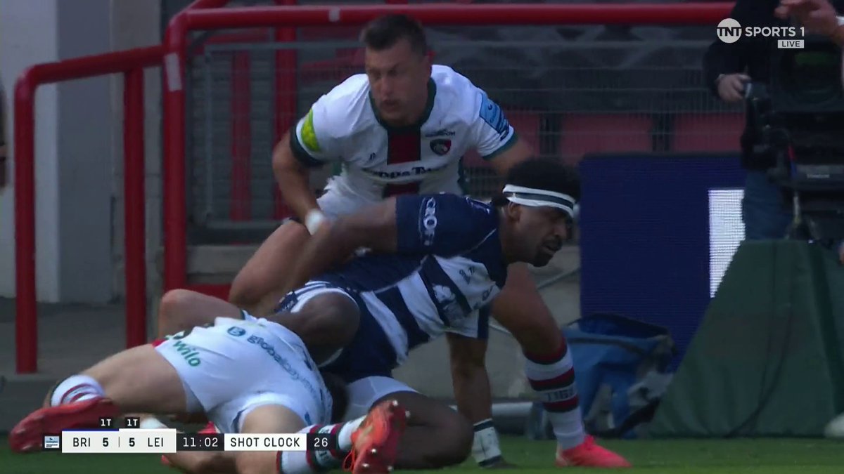 THAT IS INSANE! Gabriel Ibitoye scores on his return to action but how about that ridiculous offload from Kalaveti Ravouvou 🤯 #GallagherPrem | #BRIvLEI